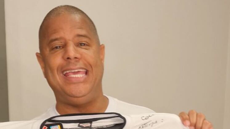 Do show de Thiaguinho a cativeiro: entenda a polêmica de Marcelinho Carioca

A Hora da Venenosa mostrou todos os passos de Marcelinho Carioca, desaparecido após show de pagode e recém-encontrado em São Paulo, até o cativeiro. Em um primeiro vídeo, o jogador aparece feliz ao lado do cantor Thiaguinho, que fez um show em São Paulo no domingo (17). Já no segundo, o jogador surge com o olho roxo e diz que se envolveu com uma mulher casada, que também está no vídeo.

Acompanhe A Hora da Venenosa e as principais notícias no Balanço Geral! De segunda a sexta, a partir das 11h50; e a edição especial de sábado, às 13h, na tela da RECORD.
