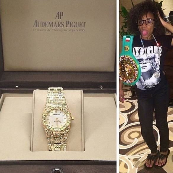 Até a filha de Floyd Mayweather gosta de ficar ostentando nas redes sociais. Comemorando o seu aniversário, a pequena Iyanna mostrou o presente que ganhou do pai: um relógio coberto por diamantes. Além disso, ela aproveitou para tirar uma onda com o cinturão do pugilista. Parece que a marra corre no sangue da família do atleta mais bem pago do mundo.
