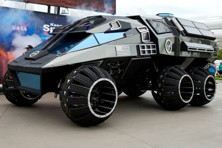 O carro foi projetado para suportar os terrenos extremos de Marte. com uma forte suspensão e rodas de 50 polegadas
