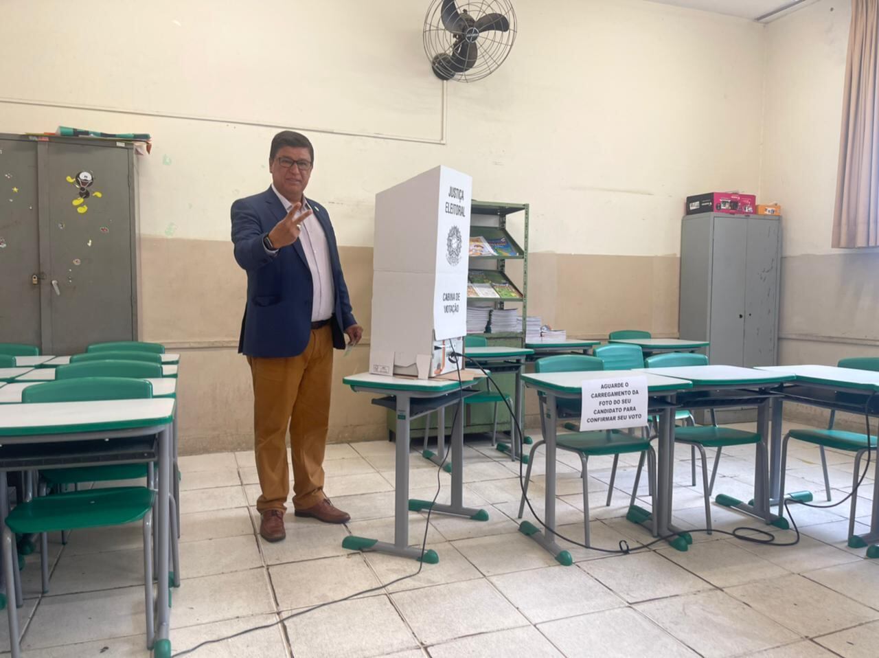 Candidato à reeleição pelo Senado, Carlos Viana, votou na Escola Estadual Helena Penha no bairro Sagrada Família, região leste de Belo Horizonte. Viana é jornalista e foi eleito senador por Minas Gerais com 20,22% dos votos válidos, vencendo a ex-presidente Dilma Rousseff (PT), que liderava as pesquisas em 2018.