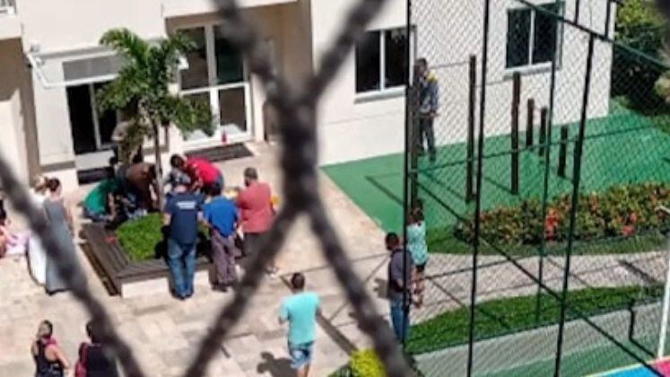 Segundos relatos, quem ouviu o barulho da queda no pátio foi o zelador, que logo chamou a ambulância. Um médico e uma socorrista tentaram reanimar o menino até a chegada dos bombeiros, mas Valentim chegou sem vida no hospital. Vizinhos relataram que a criança costumava se debruçar nas janelas do apartamento