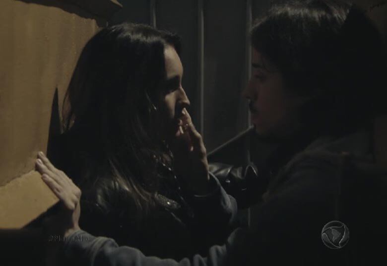 Um policial consegue tirar
o celular com as fotos das mãos de Lucrécia e quebra o aparelho. Lucrécia
reage, mas é contida por Rico. Os dois fogem e se escondem em um beco, ficando
muito próximos
+ Júlia mostra o vídeo de Papudo para o governador Guido. Assista!
+ Sabrina Sato comenta participação em Plano Alto
+ "Ganhei o Rico de presente", comenta Bernardo Falcone