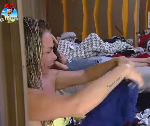 Após o banho, não dá pra tirar o biquíni de imediato e as pessoas tem que por a roupa seca por cima da molhada! 


+ Quem você quer que continue na Fazenda? Vote quantas vezes quiser!

+ Aos 44 anos, Cris Mortágua mostra corpão e sensualidade em banho. Veja fotos! 

+ Em banho duplo, Babi e Sorvetão dividem o banheiro

+ Puxando o ronco! Peões se entregam ao sono no final da tarde

+ Cheinha? Débora pega pesado na academia com a ajuda de Marlos

+ Após chamar Débora de “inchadinha”, Marlos faz comentário sobre bumbum da namorada