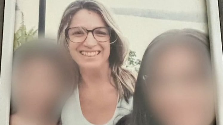 Depois que passou a conversar com o homem misterioso, Maria passou até a se cuidar mais e iniciou um tratamento estético nos dentes. Segundo seus parentes, ela não tinha motivos para ir embora dessa forma, já que estava cheia de planos, principalmente, o ganho da guarda de suas filhas. Uma batalha que trava na justiça contra o ex-marido há anos.
Acompanhe atualizações de casos como esse no Cidade Alerta. O programa vai ao ar de segunda a sexta-feira, a partir das 16h30; e aos sábados, com duas edições, às 17h e às 21h, respectivamente, na tela da RECORD.