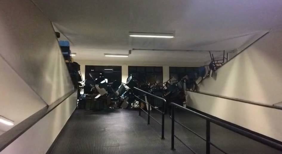 Cadeiras foram postas em entrada de prédio da PUC-SP