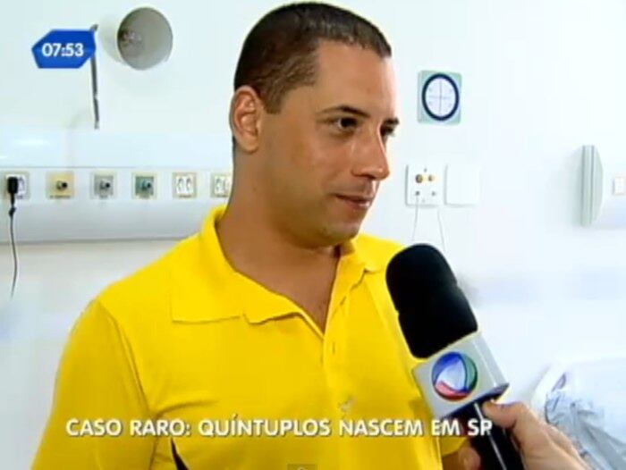 Com a mulher com dificuldades para engravidar, João revela ela passou por tratamentos de ovulação.

— No primeiro ultrassom, acusou trigêmeos, ela ficou em choque e eu fiquei alegre. No segundo ultrassom, apareceu mais dois, aí eu entrei em choque


Desempregado, pai de quíntuplos ainda não sabe como vai fazer para sustentar os filhos



