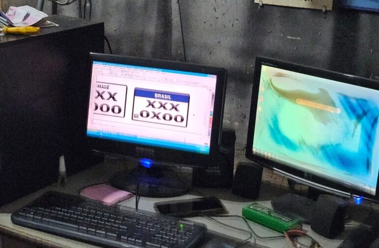 Gráfica produzia adesivos para forjar placas de veículos