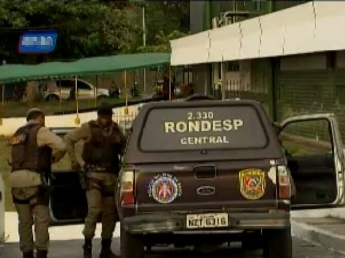 O MP-BA (Ministério Público da Bahia) designou quatro promotores de Justiça para atuar em conjunto no inquérito que apura as circunstâncias da ação policial realizada na madrugada de sexta-feira (6), na estrada das Barreiras, no bairro do Cabula, em Salvador, que resultou na morte de 12 pessoas. A polícia informou que o tiroteio começou quando cruzou com cerca de 30 homens, que se preparavam para explodir caixas eletrônicos, na localidade conhecida como Vila Moisés. A AI (Anistia Internacional) encaminhou nota à imprensa informando que vai cobrar do governo do Estado uma “investigação minuciosa, independente e célere da operação”