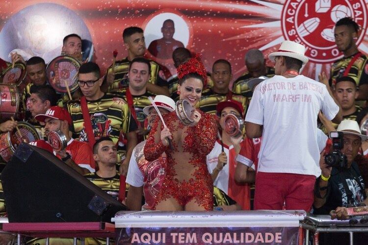 Vivi também mostrou talento na percussão