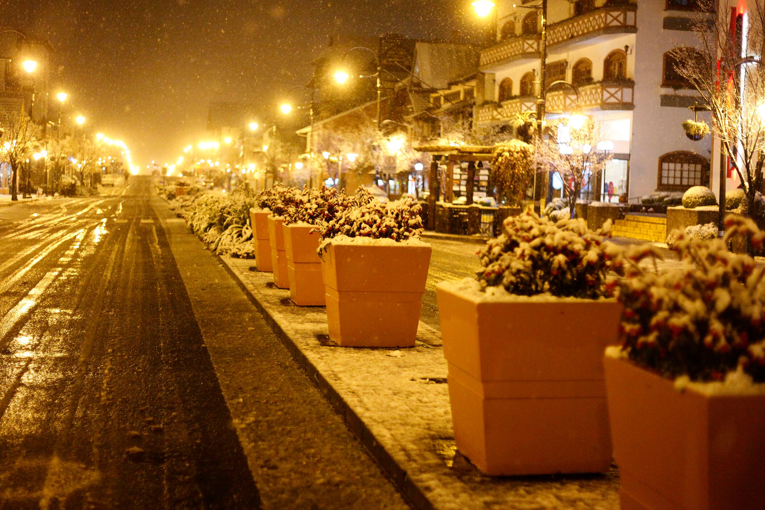 Os flocos de neve, que inicialmente se desmanchavam ao tocar o solo, começaram a se concentrar por mais tempo em diversos pontos