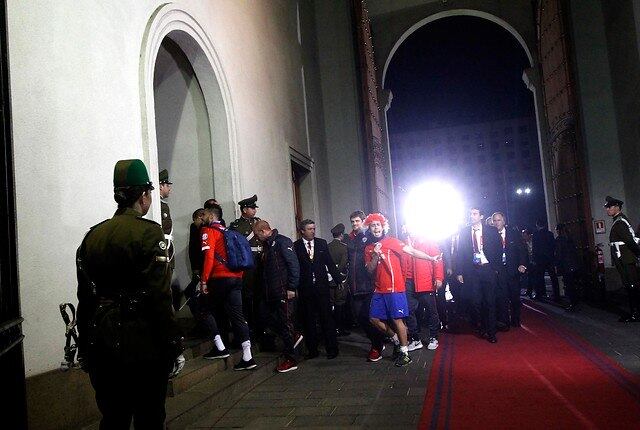 Nem aí para o fato de estar no Palacio de la Moneda, sede do governo, Valdívia usava uma divertida peruca. Mas os palmeirenses que não se animem, já que o jogador deve defender o Al-Wahda, dos Emirados Árabes, no segundo semestre