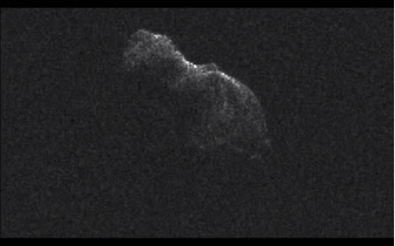 As imagens de radar foram feitas durante um longo período de quatro horas. Durante esse intervalo, o asteroide girou alguns graus, sugerindo que seu período de rotação é de pouco menos de 24 horas