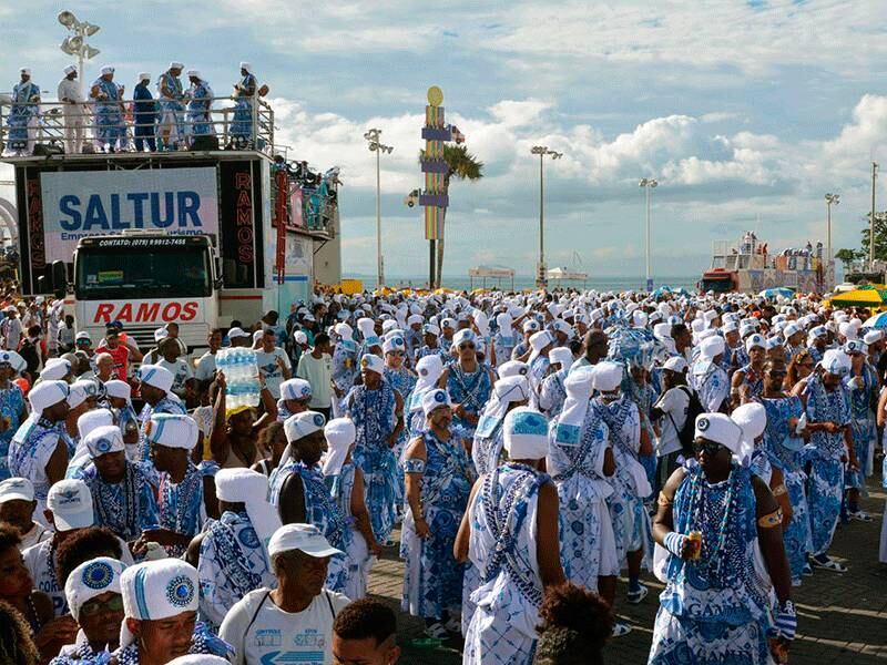 O tapete branco dos Filhos de Gandhy cobriu o
circuito Dodô (Barra/Ondina) de paz, nesta segunda-feira (27)