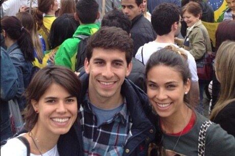 Bia (à dir) mostrou seu apoio aos protestos no Brasil