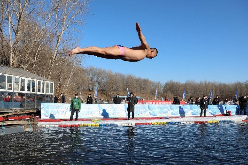 Na China, também há quem goste de começar o ano entrando em águas muito geladas 