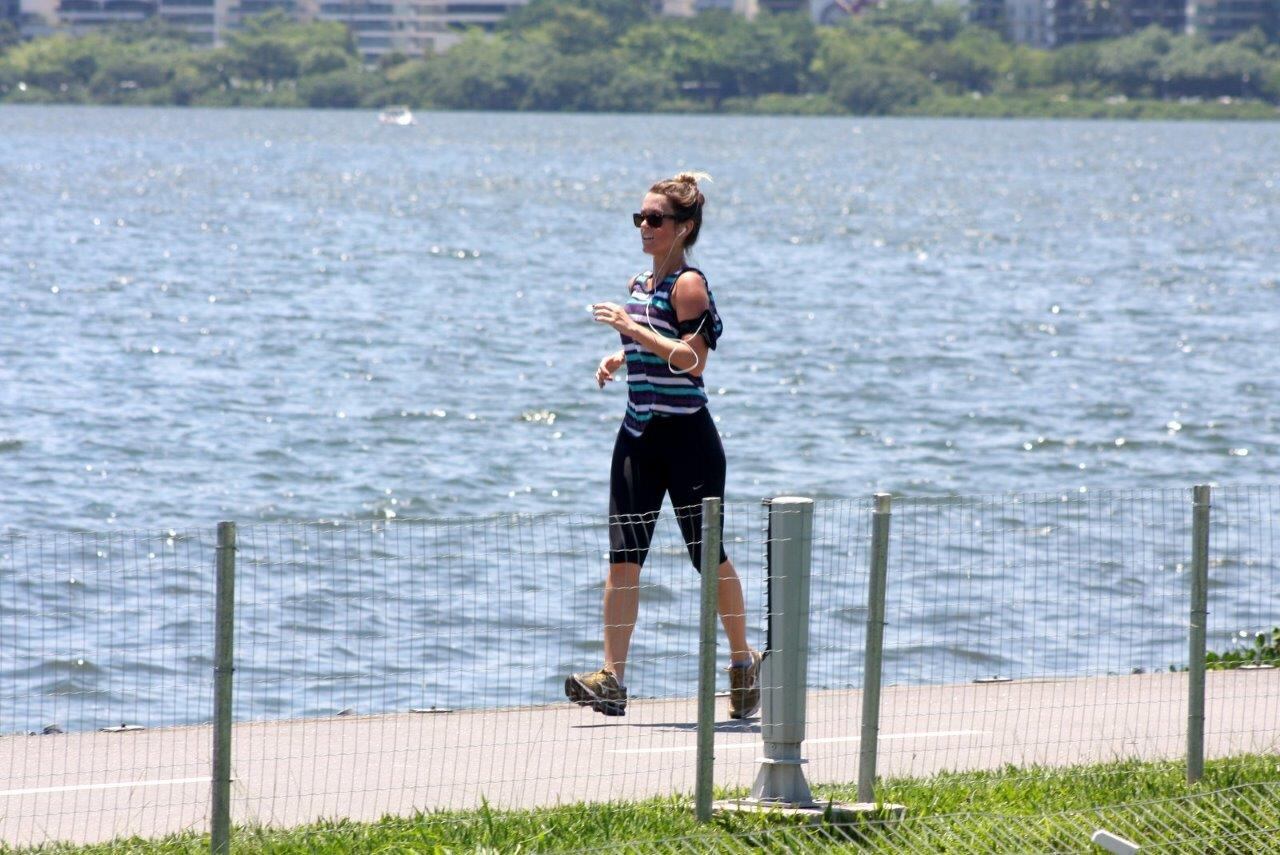 Juliana escolheu uma roupa bastante confortável para malhar