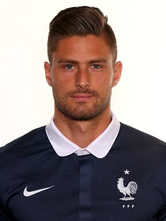 Com os olhos claros e um penteado estiloso, Giroud tem aquele olhar galanteador que deixa muita mulher babando. Porém, cuidados, meninas, o histórico do bonitão não é dos melhores