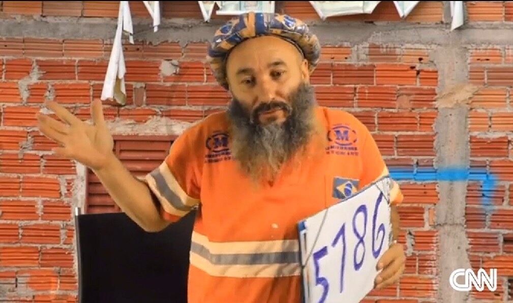 Ele não foi eleito, mas não perdeu o bom humor. "Eu
estou como suplente depois de uns 1.500", diz rindo. Sobre não ter sido
eleito, o candidato diz ter ficado alegre com a situação.

— Fiquei
satisfeito só de sair candidato. Quando vi que não fui eleito, disse "fazer
o quê?"

O
ex-candidato diz que ainda irá se candidatar na próxima eleição. Hoje, Bin
Laden atua como auxiliar de serviços gerais e pedreiro de manutenção
Veja a participação de Bin Laden em debate aqui no R7:
Candidatos a deputado federal debatem no R7
