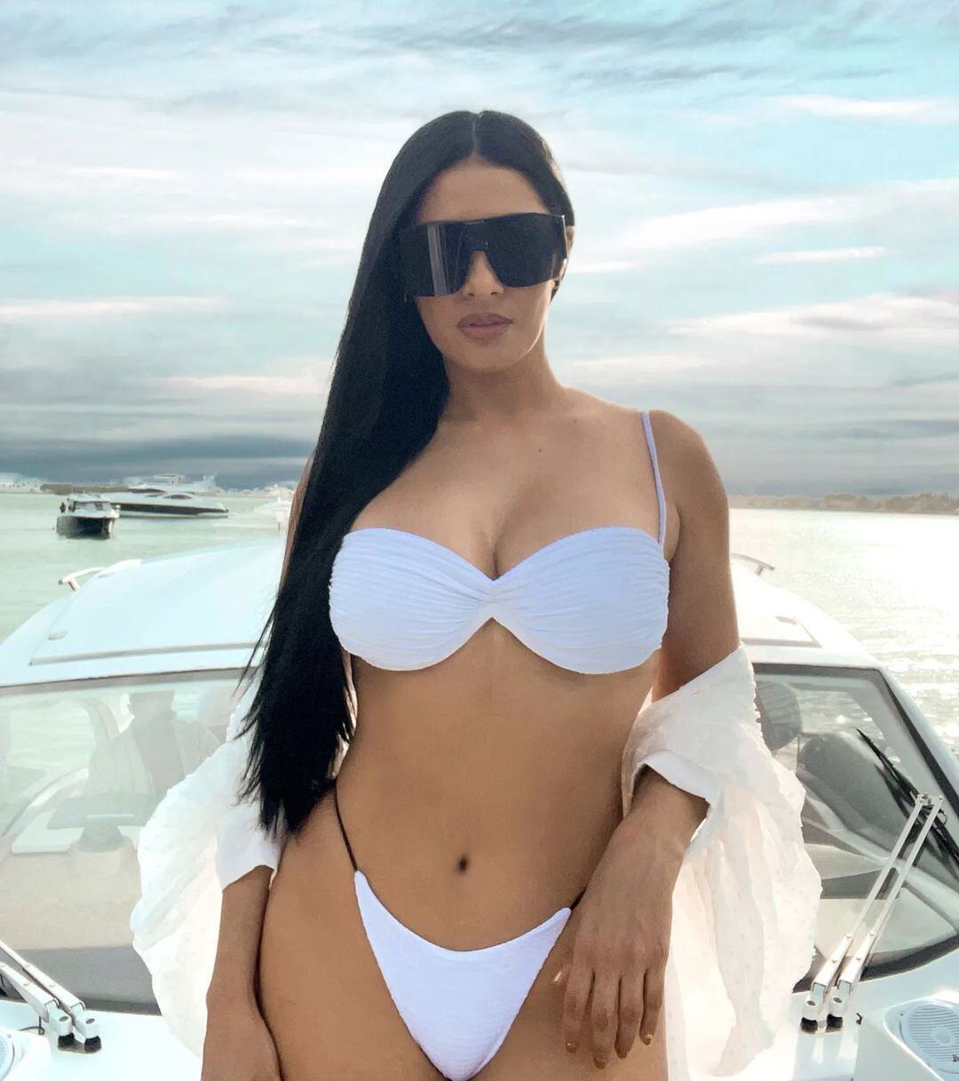 Ela também adora ostentar em barcos de luxo em Miami, nos Estados Unidos, e já postou várias fotos com biquínis e maiôs estilosos na gringa. "Boa tarde, Miami, boa noite, Brasil!", escreveu na legenda de uma publicação em que ela está usando um biquíni básico todo branco e óculos diferentões