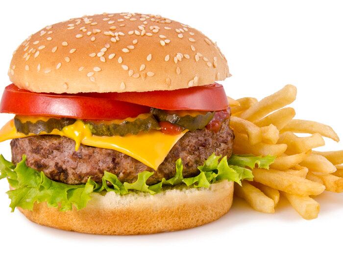 Na faixa de 30% de carga tributária está o hambúrguer. Isso
significa que o sanduíche que custa R$ 13 tem R$ 3,90 de impostos embutidos no
valor. Para Olenike, a tributação dos produtos no Brasil não é justa.
— Como não há distinção de poder econômico ou financeiro
do consumidor final, no momento da compra, ricos e pobres pagam o mesmo valor
de tributos ao adquirir o mesmo produto. O efeito regressivo da tributação faz
com que quem pode menos pague mais proporcionalmente