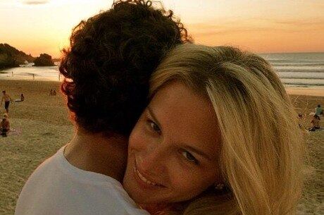 Fiorella Mattheis aparece sorridente ao lado do marido