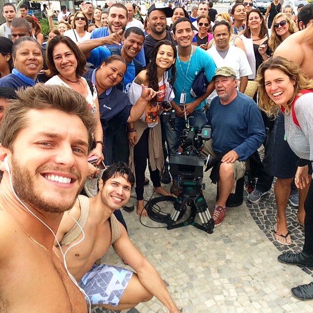 O gato adora mostrar os bastidores da novela