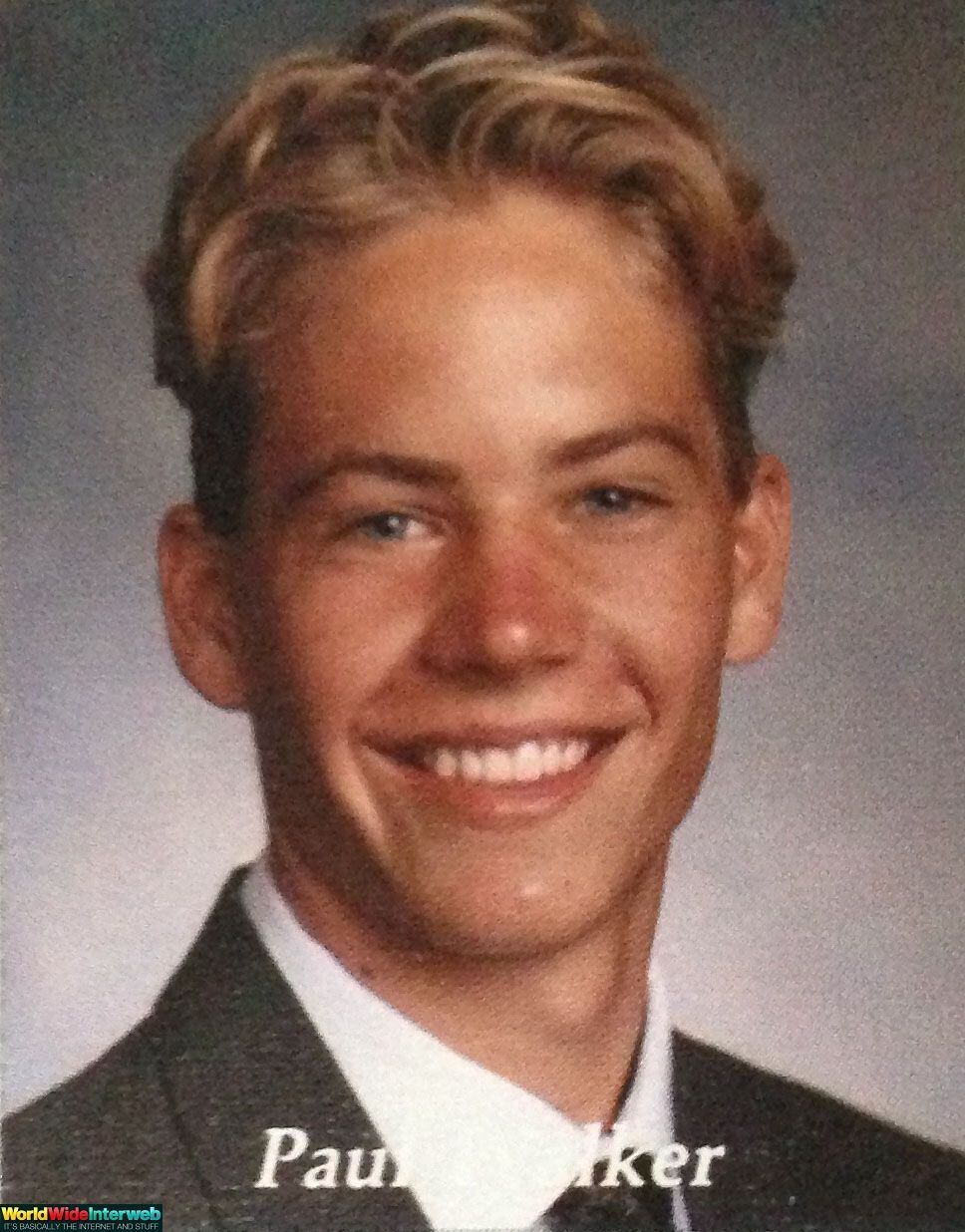 Sim, esta é a foto de formatura de Paul Walker, protagonista dos filmes da série Velozes e Furiosos, que morreu no sábado (30/11) . Apesar do penteado, dá pra ver que ele já era galã na época do colégio