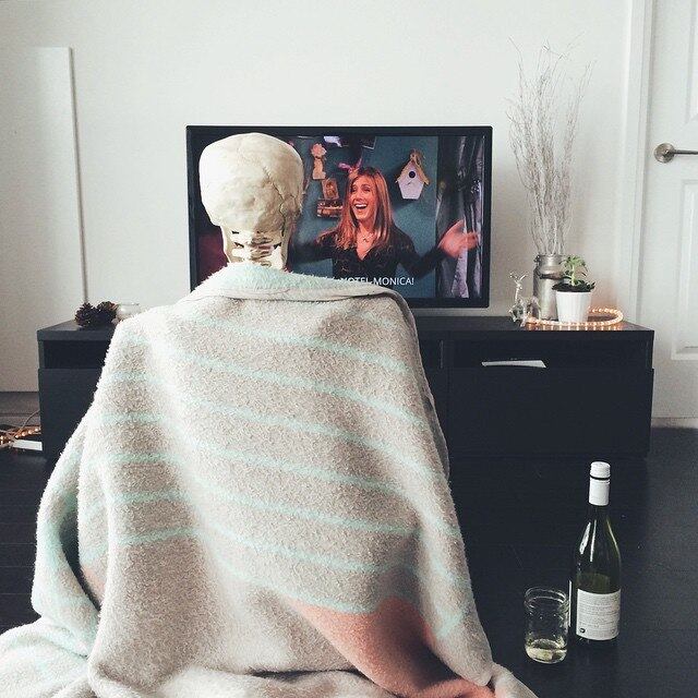 Nos momentos de folga, a Skellie curte assistir maratonas das suas séries favoritas, tipo Friends, em casa mesmo. Esticando os ossos no sofá, sabe?