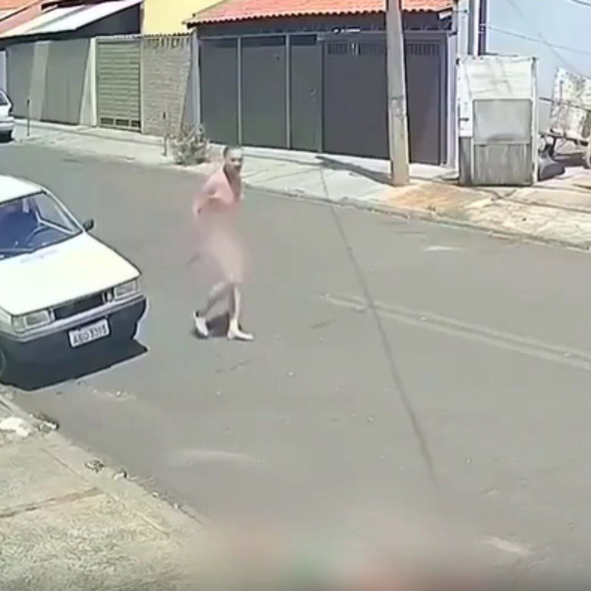 VÍDEO: Homem sem roupa mata enteado a facadas no meio da rua
