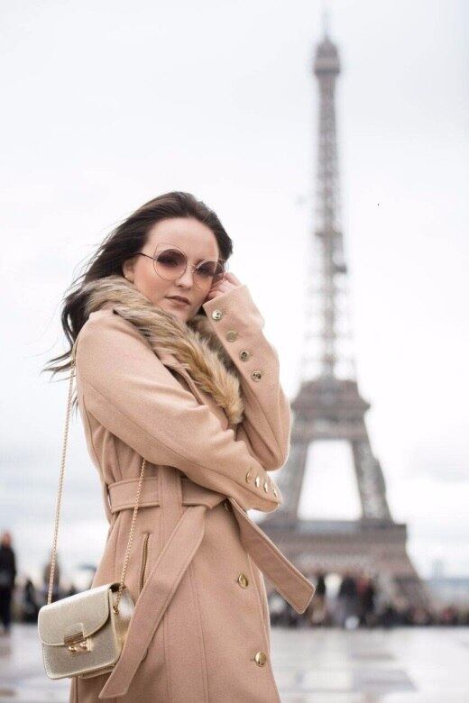 Com novo visual por conta de sua personagem para a próxima novela do SBT, "As Aventuras de Poliana", Larissa Manoela foi a Paris para fotografar a campanha de sua linha de acessórios.  A atriz assina uma coleção feita em parceria com a marca Birô, composta de cintos, bolsas, mochilas até almofadas, bottons e copos. Veja, na galeria, imagens do ensaio 
