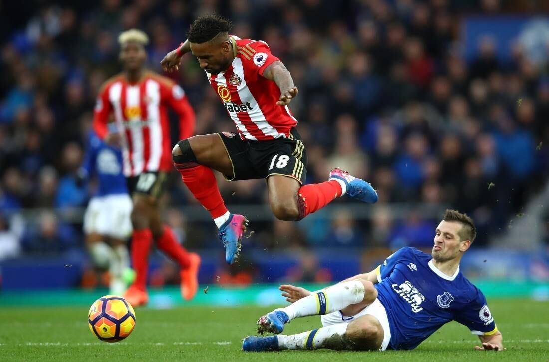 Ainda neste sábado (25) pelo Campeonato Inglês, o Everton recebeu o lanterna Sunderland e venceu por 2 a 0, com gols de Gueye e Lukaku. O resultado levou o time de Liverpool a 44 pontos