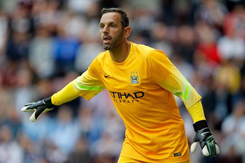 Ex-goleiro do City, Richard Wright. enquanto atuava pelo Everton, ia ser aquecer no gramado, antes de uma partida. Antes de entrar no campo, porém, não viu a placa que dizia "evite a grama", tropeçou nela e se lesionou