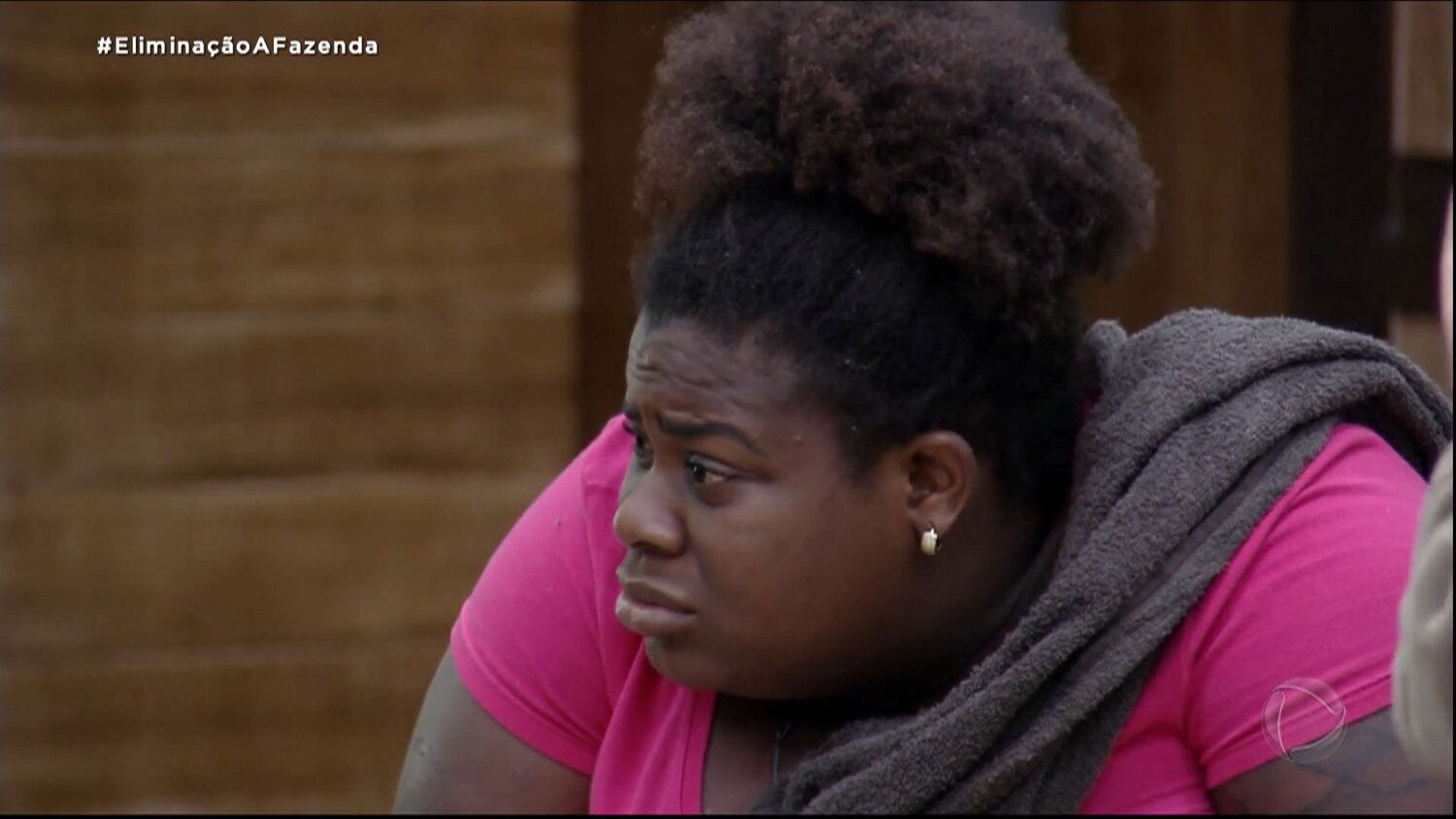 "O inimigo é repetitivo, e não criativo". Após a "reunião de condomínio" organizada por Luiza, a peoa Raissa se sentiu atacada e vítima de um complô. Jojo esteve lá para confortar a peoa com palavras de sabedoria