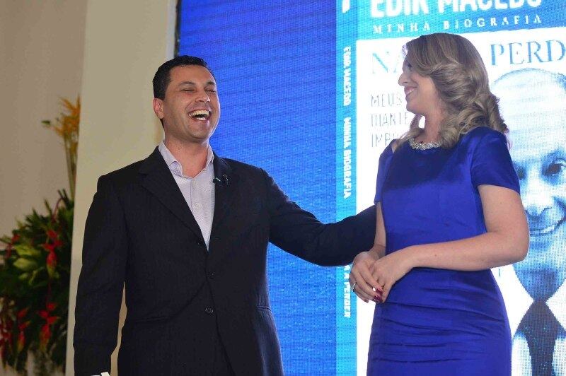 Celebridades, autoridades, empresários e jornalistas comparecem ao pré-lançamento do segundo volume da biografia do bispo Edir Macedo, Nada a Perder 2 — Meus desafios diante do impossível