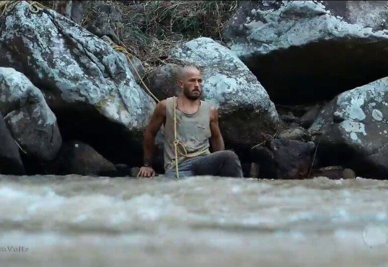 4- A travessia de Yordi 

A busca pelo socorro quase foi interrompida quando o grupo se viu frente a frente com um lago com fortes correntezas. Eles seriam capazes de atravessar as águas com cordas, mas precisavam atravessar Yordi, que estava com uma fratura exposta 