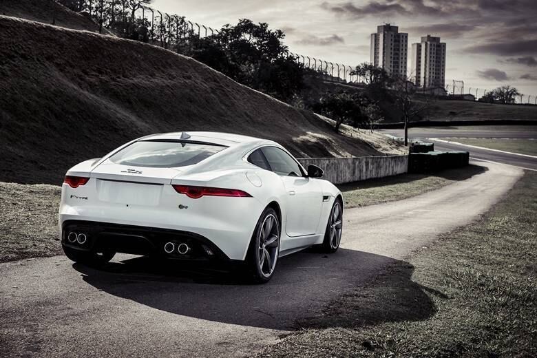 Sucessor espiritual do E-Type, carro mais emblemático da história da Jaguar, o F-Type já é comercializado no Brasil desde agosto de 2013 na versão conversível. Mas caberá ao cupê, que acaba de chegar às lojas, a missão de intimidar os esportivos tradicionais, especialmente o Porsche 911, apontado pela própria marca felina como seu maior rival. Tal empreitada ficará a cargo da "envenenada" versão R, com o motorzão 5.0 V8 Supercharger de 550 cv