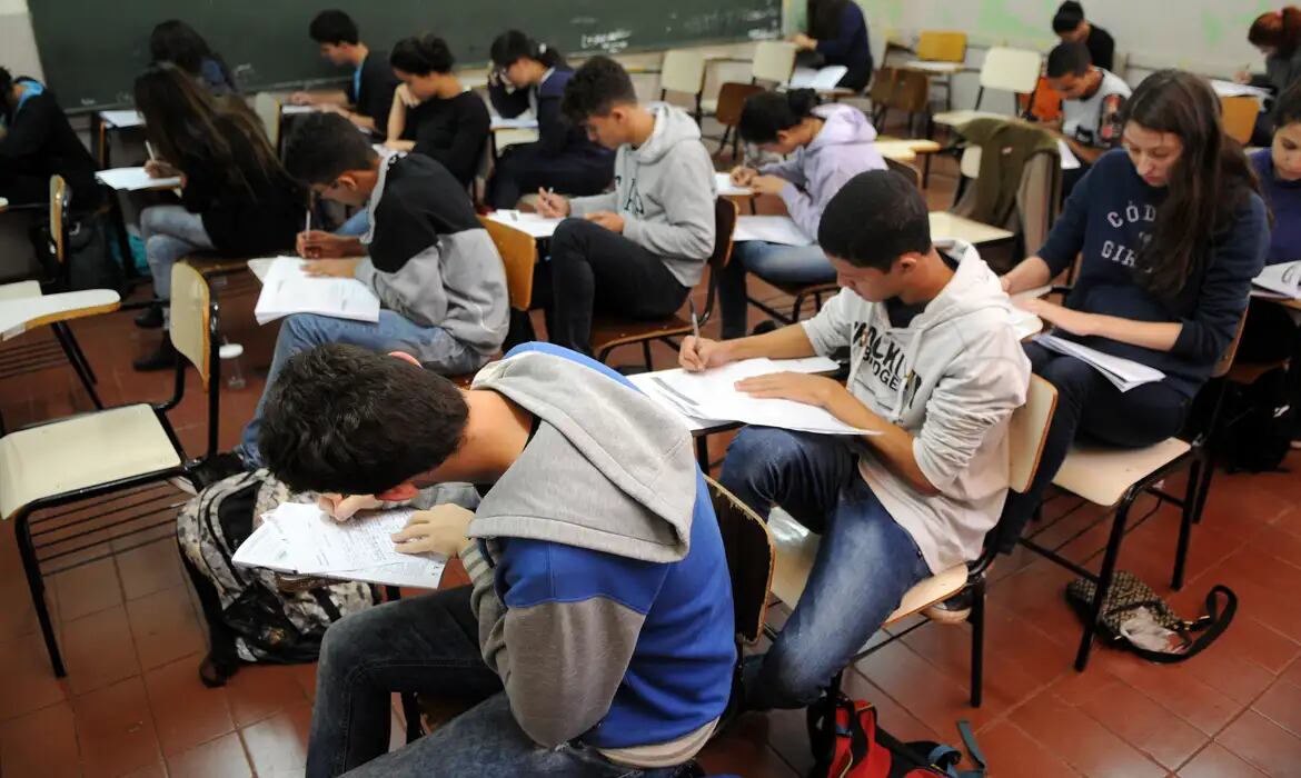 Jovens e adultos podem concorrer a vagas  gratuitas de cursos para Enem