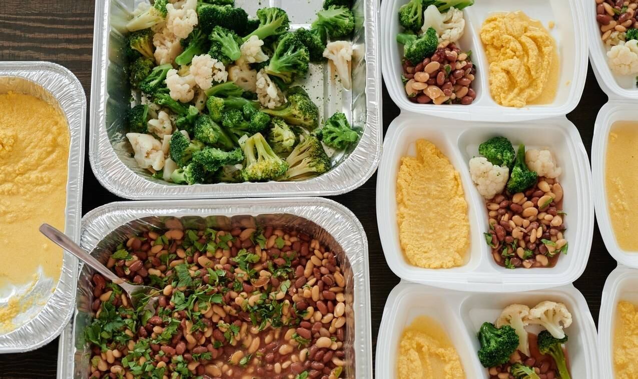 2. Monte o prato de maneira equilibrada

Priscilla diz que uma refeição saudável deve incluir três pilares: proteínas, carboidratos e vegetais crus ou cozidos. "A proteína pode ser uma carne de qualquer tipo, ovo, lácteos ou leguminosas, como feijão. Combine sempre com uma fonte de carboidratos, como arroz, batata, macarrão, mandioca, cuscuz marroquino, polenta... E sempre acrescente vegetais em boa quantidade, já refogados ou com tempero à parte", sugere a nutricionista
