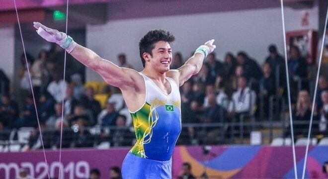 Arthur Nory chega a Tóquio visado após ouro em Mundial