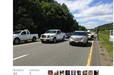 Jornalistas que estão no local registraram o trânsito que se formou na estrada em que ocorreu o confronto com a polícia