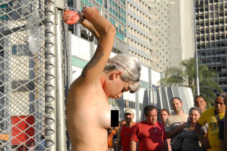 A moça espalhou sangue pelo corpo durante a manifestação. Veja fotos
