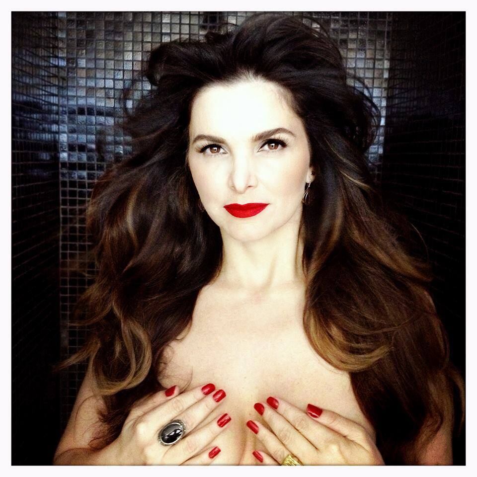 Atualmente com 42 anos de idade, Luiza formou-se em atriz e jornalismo