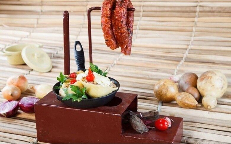 André Caldos
Prato - Di Conchinha: macarrão de conchinha, costela de boi, requeijão, queijo mussarela, linguiça de pernil e abacaxi. Acompanha molho especial e pimenta biquinho.
Endereço: av. Raul Mourão Guimarães, 370 - Palmeiras