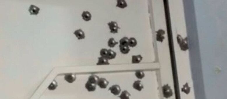 O grupo ainda incendiou veículos e atirou em lojas e nas unidades policiais do município