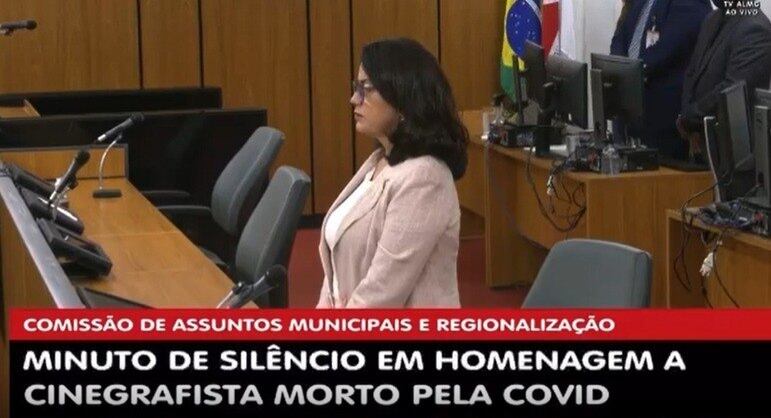 Deputada alegou "incômodo" para retirar máscara no plenário fechado