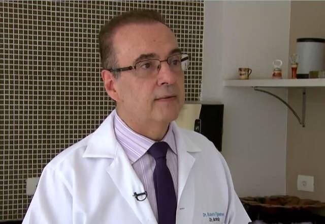 Será que é preciso usar luvas para retirar a encomenda com o entregador? "Não indico, pois não tem nada que você vá fazer com as luvas que não possa ser feito com as mãos. Isso pode dar uma falsa ideia de segurança, como levar as luvas até o rosto, trocar a máscara com elas... Então, eu realmente não indico. Você pode exigir que as entregas sejam feitas com entregadores de máscara e sempre manter uma distância de, pelo menos, 1 metro e meio em relação a ele". 