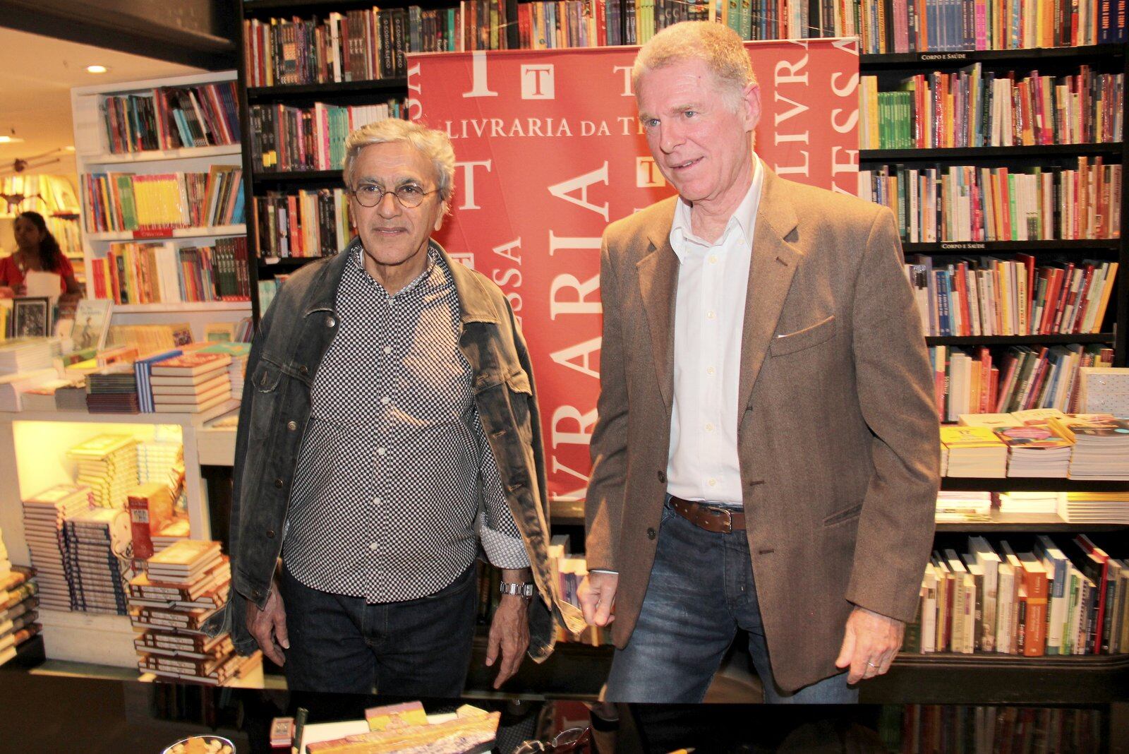 Caetano Veloso posou ao lado de Hélio Eichbauer