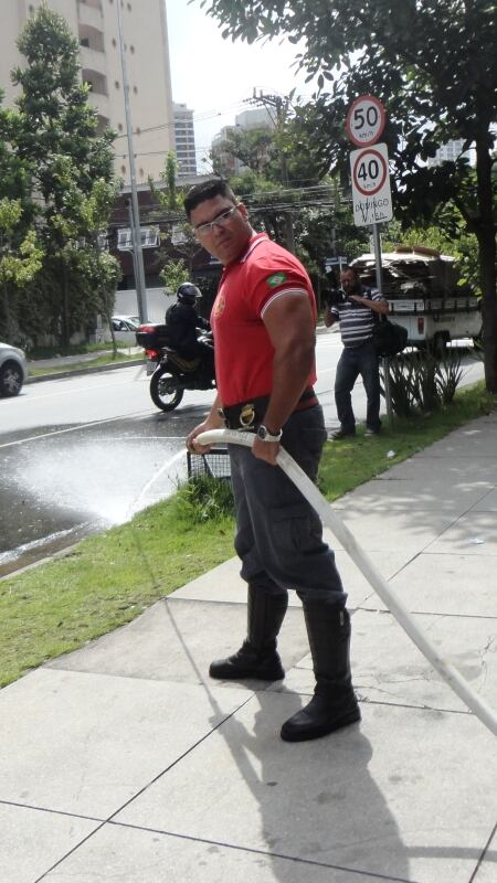 Na boate Wood's, os bombeiros testaram a mangueira do hidrante e confirmaram que ela estava funcionando 