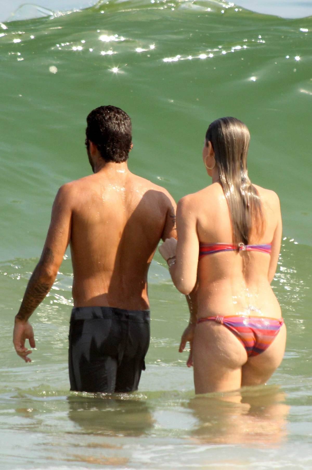 Casal aproveitou o bom tempo para da um mergulho no mar