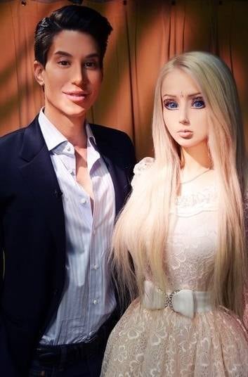 Este ano já começou bombástico no mundo dos bonecos. Já em Janeiro, Valeria Lukyanova foi até Nova York para conhecer Justin Jedlica, o Ken humano. Os rivais tiveram seu primeiro na frente de toda imprensa e o clima ficou bem pesado. Os dois mal se cumprimentaram e Valeria foi extremamente fria com Justin. Esse encontro foi o início da guerra declarada dos dois
VEJA MAIS AQUI: Barbie ucraniana conhece Ken humano pessoalmente: veja fotos!